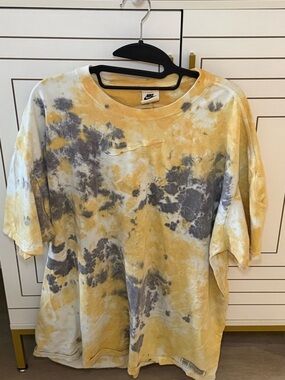 Nike Tie-Dye Crewneck Sweatshirt in Yellow and Gray $12